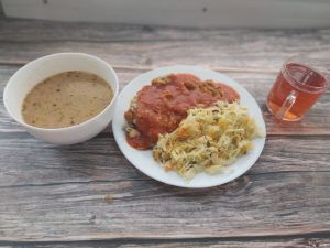 Zdjęcie przedstawia Dietę podstawową:  Żurek z ziemniakami Mięso wieprzowe z warzywami do kaszotto Sos pomidorowy  Surówka wielowarzywna z olejem  Kompot owocowy Kasza jęczmienna/sypko